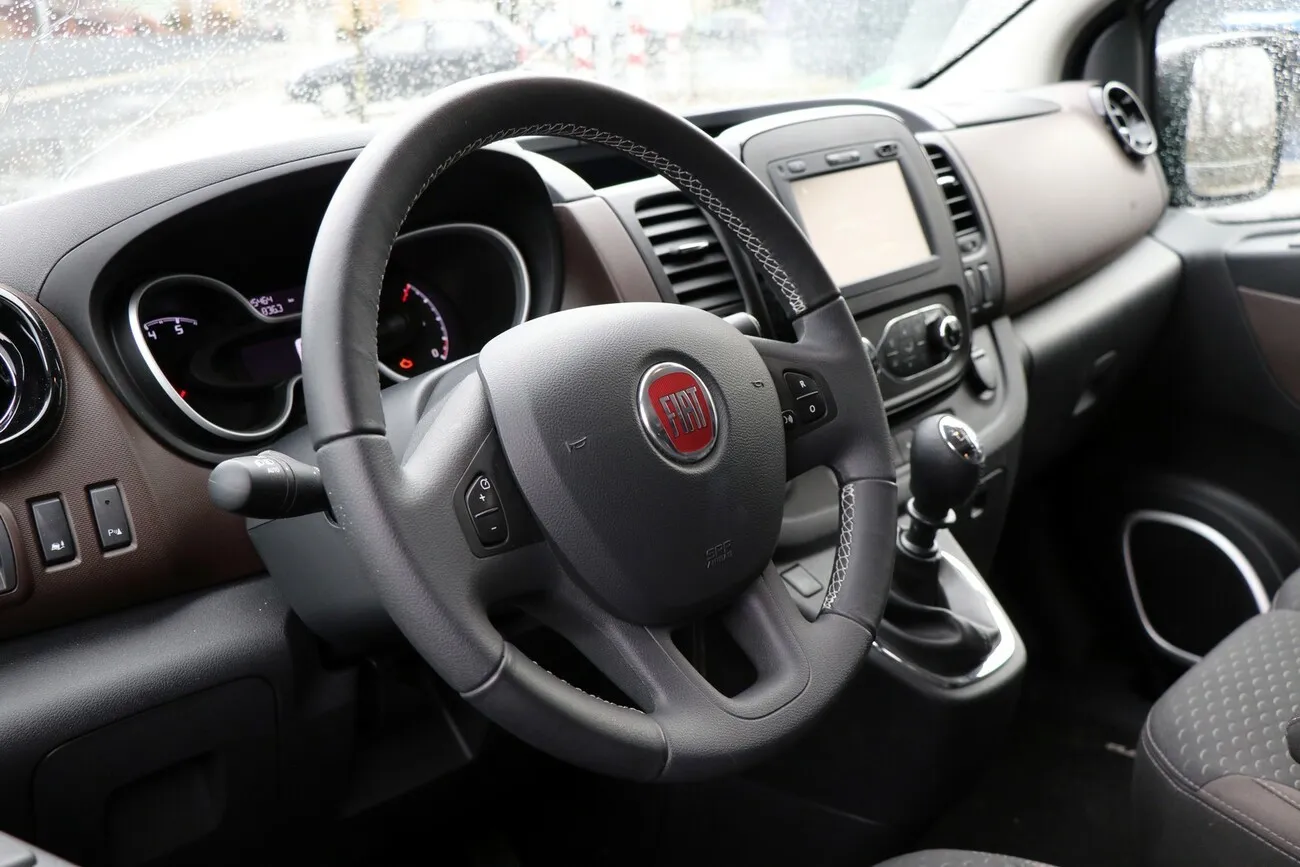 Blick auf das Cockpit des Fiat Talento Kastenwagen SX, mit Fokus auf das Lenkrad.
